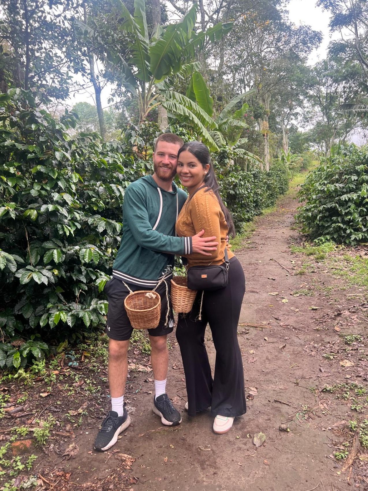 María y Connor recolectando café en Colombia